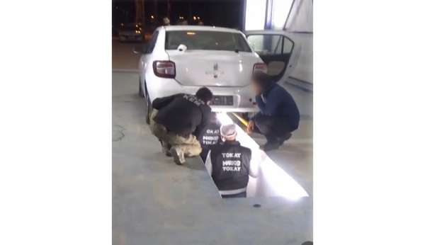 Kamyonun içerisindeki otomobile gizlediler, narkotik köpeğinden kaçamadılar