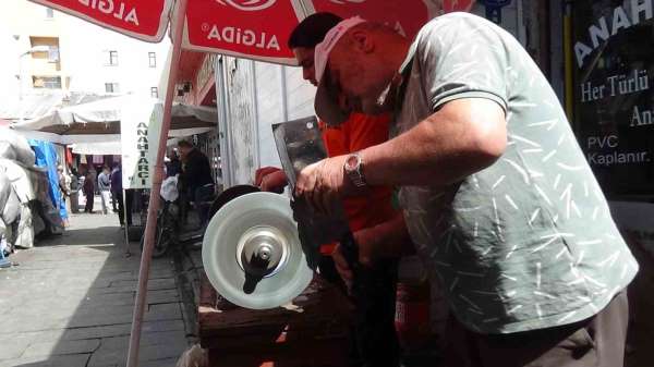 Kars'ta bıçaklar kurbanlar için bileniyor