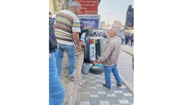 Kaza yapan otomobil yan yattı: 1 yaralı