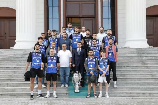 Vali Musa Işın'dan Kütahya Belediyespor Basketbol Takımına tebrik