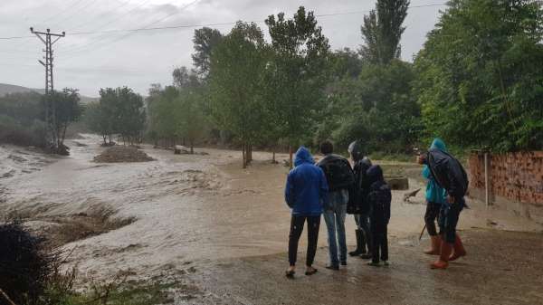 Suluova'da sağanak yağış dereyi taşırdı, köy yolu nehre döndü