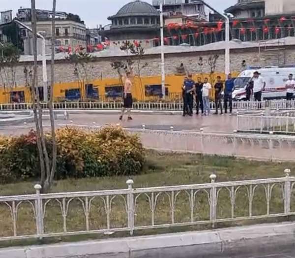 Taksim Meydanı'nda hareketli dakikalar kamerada: Bıçakla kendini rehin aldı