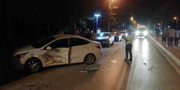 Burdur'da kontrolden çıkan otomobil park halindeki 3 araca çarptı, kaza sonrası sürücü kayıplara karıştı