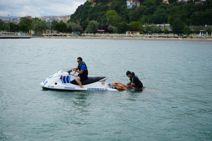 Karadeniz'in hırçın sularında 'can' nöbeti: Deniz polisleri zamana karşı yarışıyor