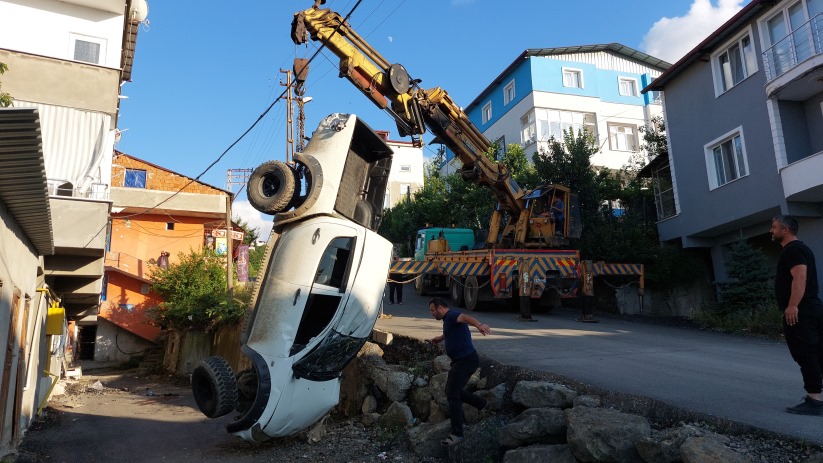 Park halindeki kamyonet hareket ederek 8 yaşındaki çocuğa çarptı