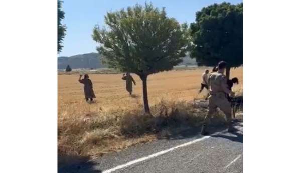 Gaziantep'te kaza yapan aracı kaldırmaya giden jandarmaya saldırdılar