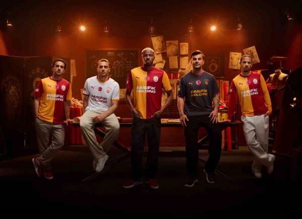 Galatasaray yeni sezon formalarını tanıttı