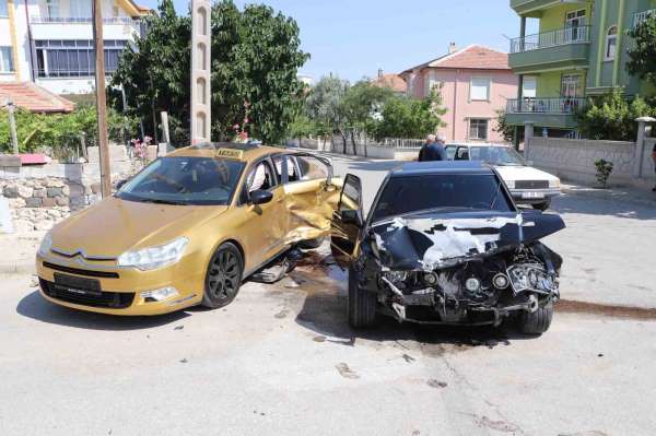 Karaman'da iki otomobilin çarpıştığı kazada 3 kişi yaralandı: Kaza anı kameraya yansıdı