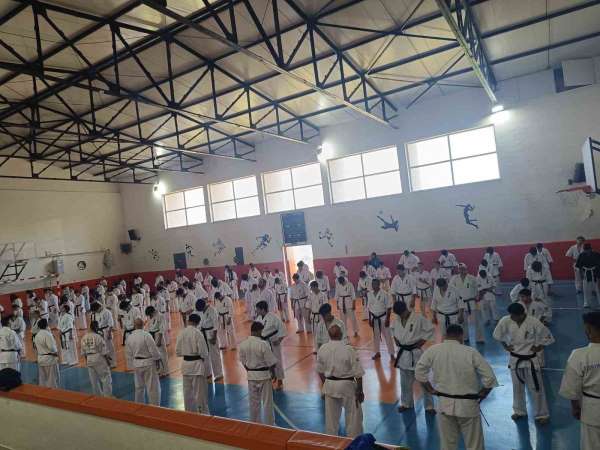Kütahya Pazarlar'da 200 sporcu Kyokushin-Kan Türkiye Yaz Gelişim Kampı'nda buluştu