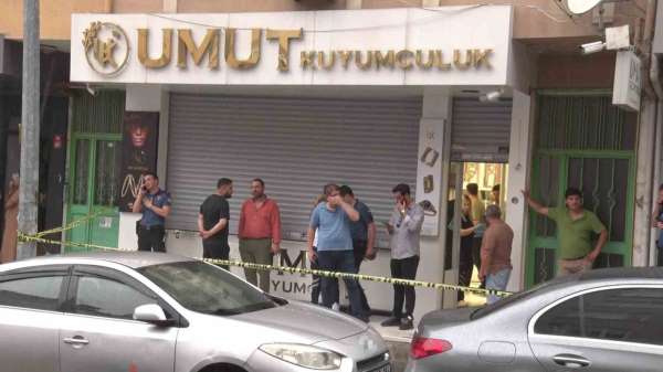 Maltepe'de silahlı kuyumcu soygunu: Şüpheliler altınlarla kaçtı