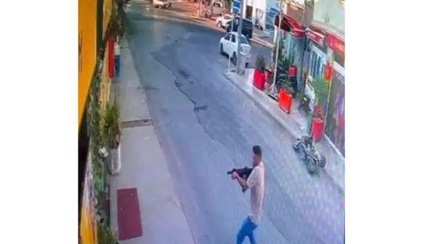 Sevgilisinin çalıştığı işletmeye tüfekle ateş açtı: Saldırı anı kamerada