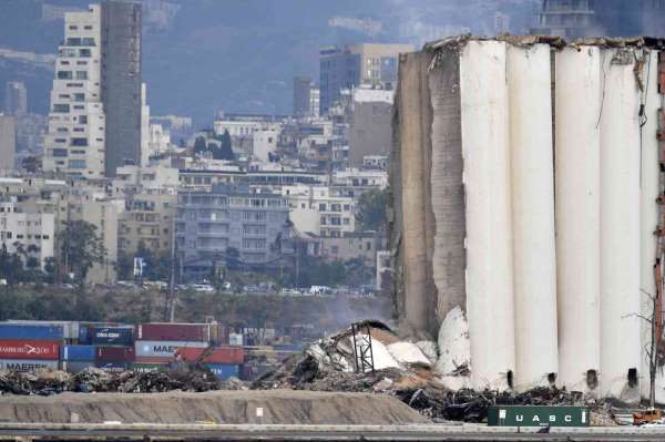 Beyrut Limanı'ndaki patlamanın 2'nci yıl dönümünde ağır hasar gören tahıl silosunda kısmi çökme - Beyrut haber