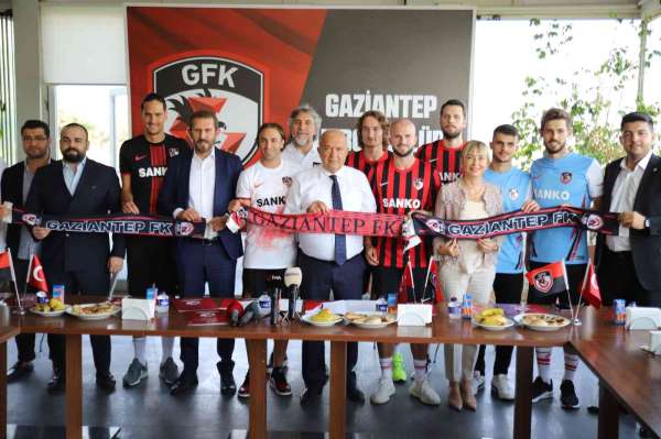 Gaziantep FK yeni transferleri için imza töreni düzenledi - Gaziantep haber