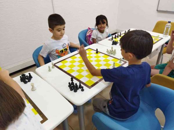 Miniklere verilen satranç derslerinde renkli görüntüler ortaya çıktı - Eskişehir haber