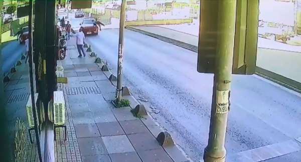 Bayrampaşa'da feci kaza kamerada: Otomobili görmeyerek önüne atlayan yaşlı adam hayatını kaybetti