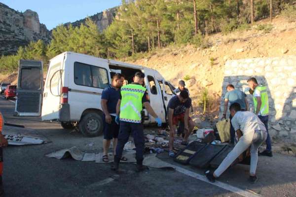 Mersin'de tarım işçilerini taşıyan minibüs kaza yaptı: 1 ölü, 13 yaralı