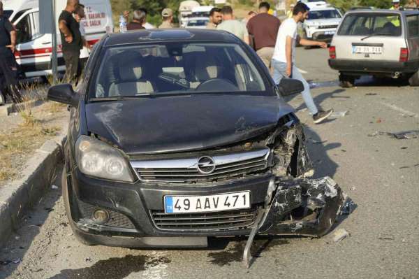 Gümüşhane-Trabzon karayolunda 3 aracın karıştığı kazada 2'si çocuk 7 kişi yaralandı