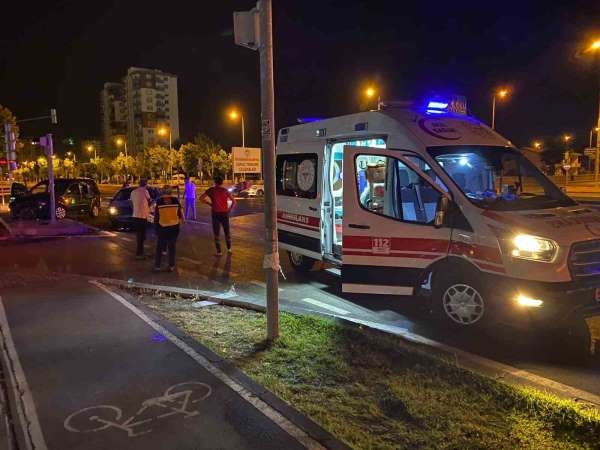 Kazaya sebebiyet verdi, kazazedelere 'Nasılsınız?' dedikten sonra kaçtı: 3 yaralı