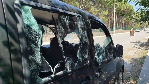 Park halindeki araca sopalı saldırı