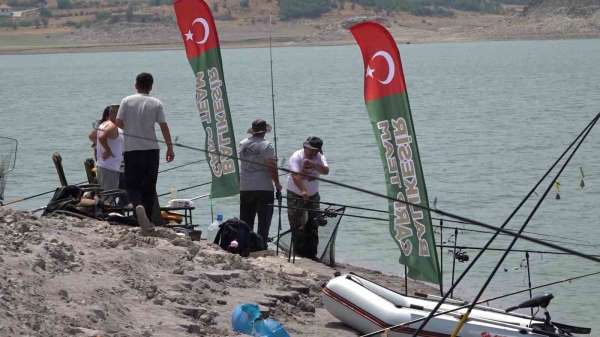 Sındırgı'da balıkçılar baraj gölünde kıyasıya yarıştı