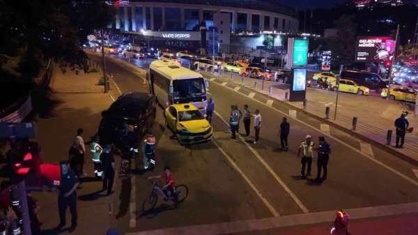 Beyoğlu'nda 8 araçlı zincirleme kaza: 5 kişi yaralandı