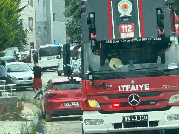 Çatıya çıkan vatandaş, polis tarafından indirildi