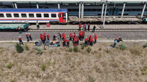 Gebze'de arama kurtarma ekiplerinden tren kazası tatbikatı