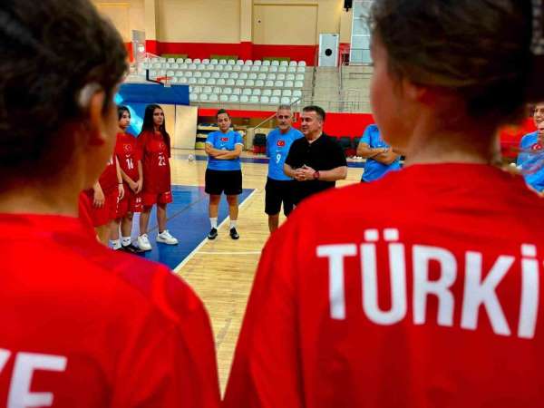 İşitme Engelliler Genç Kız Futsal Milli Takımı kampı Bilecik'te başladı