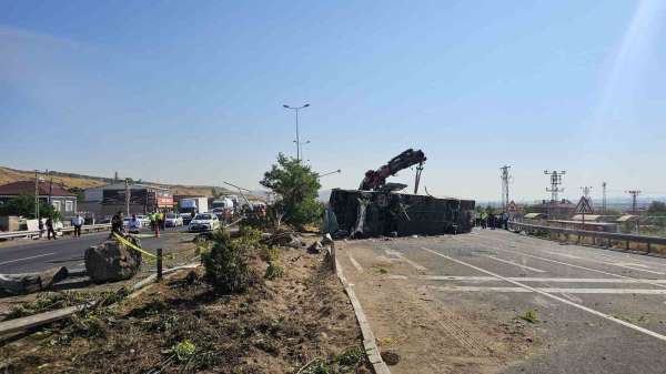 Kayseri'de yolcu otobüsünün devrildiği kazada 1 kişi hayatını kaybetti 24 kişi yaralandı