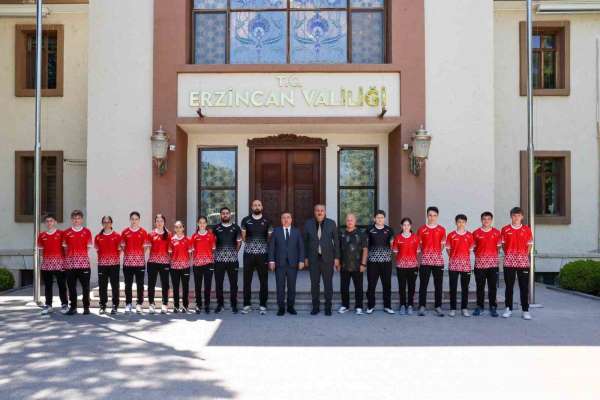 Milli badmintoncular Avrupa Şampiyonası öncesi Erzincan'da kampta
