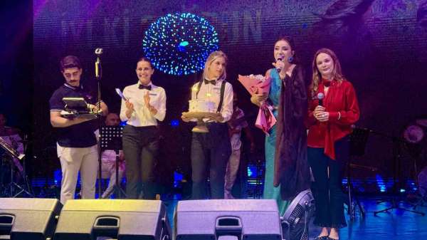 Öykü Gürman'dan Bodrum'da unutulmaz konser, sahnede doğum günü sürprizi