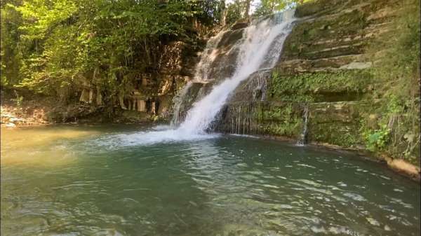 Şelaleden düşen genç yaralandı