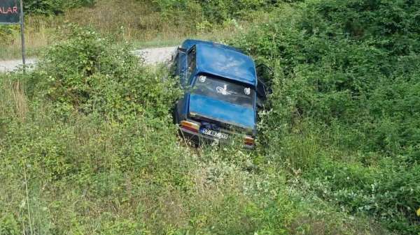 Sinop'ta otomobil şarampole devrildi: 2 yaralı