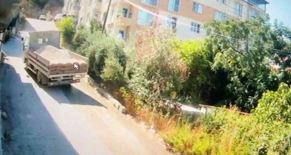 Yokuşu çıkamayan kum yüklü kamyon incir toplayan 10 çocuk annesini canından etti: Kaza anı kamerada