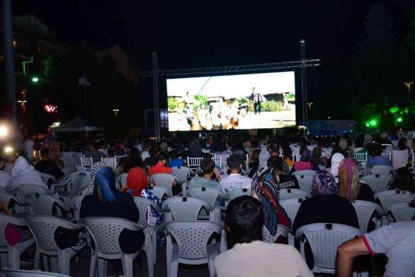 Kahramankazan'da çocuklara açık havada sinema keyfi