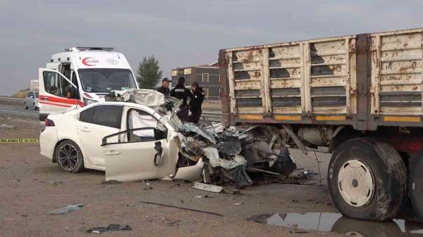 Kırıkkale'de feci kaza, tıra ok gibi saplanan otomobil hurdaya döndü: Sürücü öldü, eşi ağır yaralı