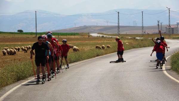 Tekerlekli kayak sporcuları köy yolunda yarışlara hazırlanıyor