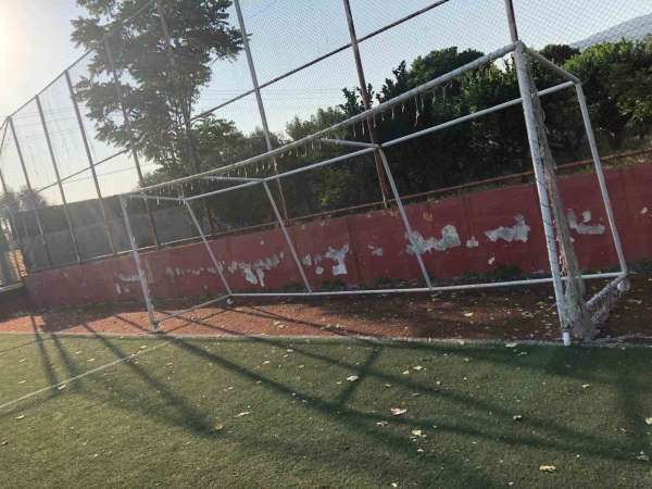 Narlıdere'deki Ali Artuner Stadyumu harabeye döndü