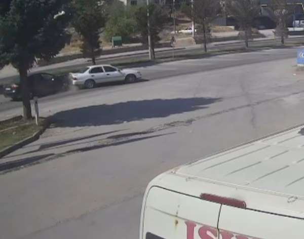 3 aracın karıştığı kaza güvenlik kamerasında