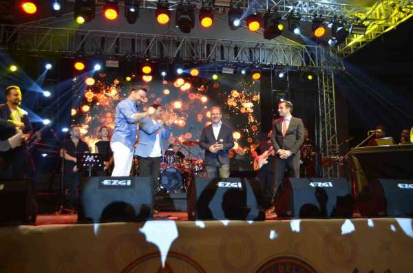 AK Parti'li Kasapoğlu sahnede Sinan Akçıl'a eşlik etti