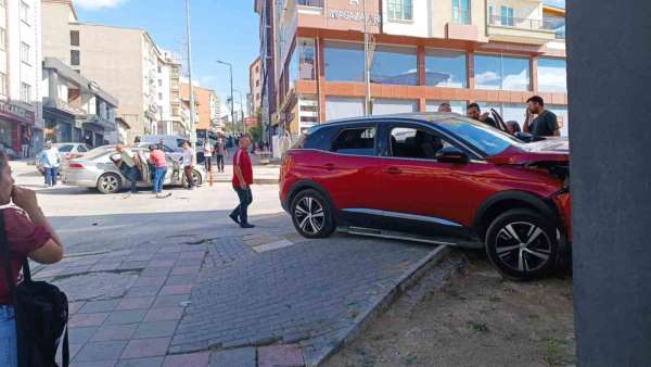 Ankara'da iki otomobilin çarpıştığı kaza paniğe neden oldu