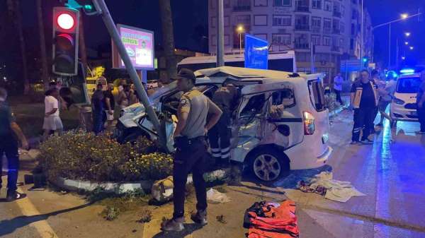Antalya'da kırmızı ışık ihlali kazayı da beraberinde getirdi: 3'ü ağır 6 yaralı