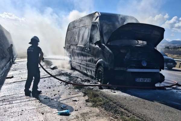 Amasya'da hırdavat malzemesi yüklü kamyonette yangın çıktı
