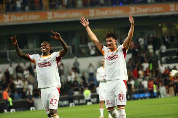 Galatasaray'da maç sonu üçlüsü Rafael Leao ve Deniz Gül'den