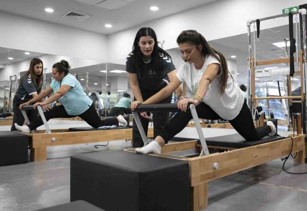 Mersin'de kadınlar ücretsiz pilates kursunda hem spor yapıyor hem sosyalleşiyor