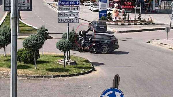 Otomobille motosikletin çarpıştığı kaza kamerada: Sürücü böyle savruldu