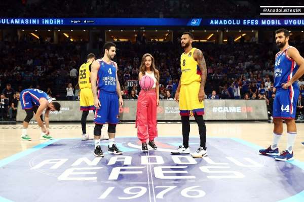 Anadolu Efes - Barcelona maçında 'Pembe Top'