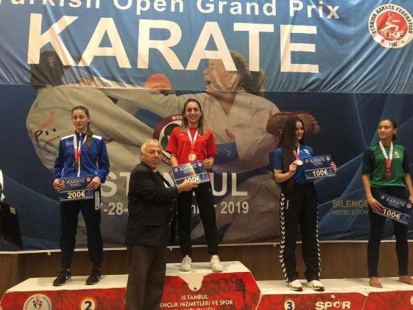 Kağıtsporlu sporcular karate turnuvasında madalyaları topladı