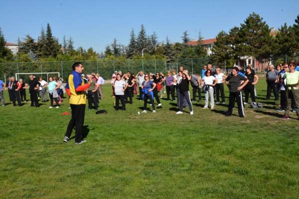 Tazelenme Üniversitesi öğrencileri sabah sporunda