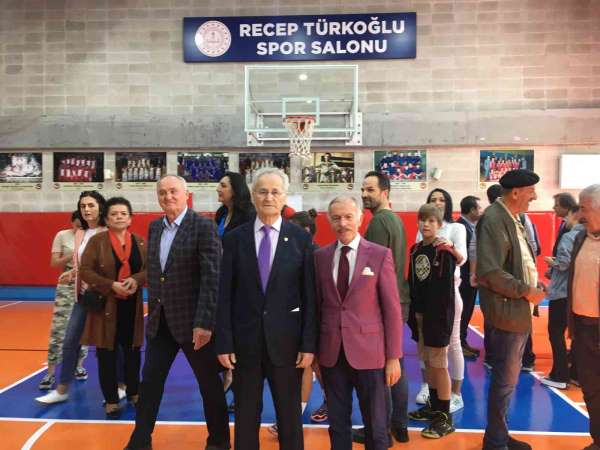 Bayrampaşa'da yenileme çalışmaları tamamlanan Recep Türkoğlu Kapalı Spor Salonu açıldı